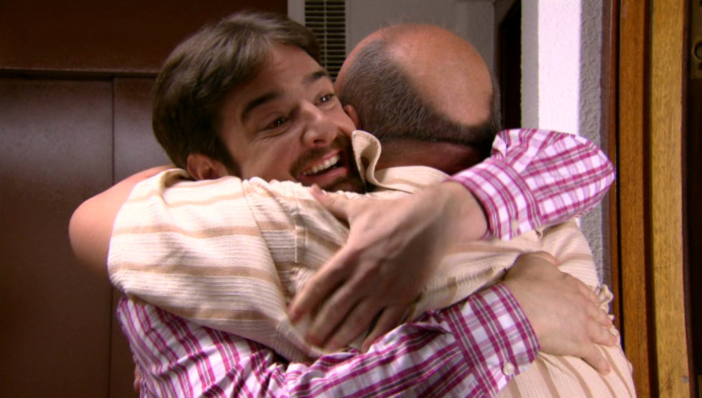 César abraza a su padre