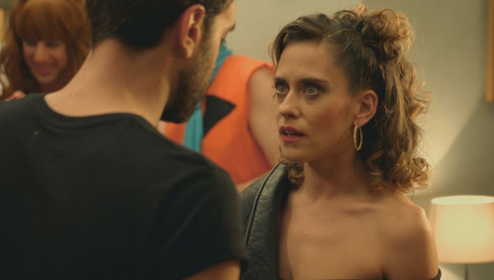 Iñaki descubre que Carmen quiere marcharse a África durante la fiesta de disfraces