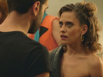 I&ntilde;aki descubre que Carmen quiere marcharse a &Aacute;frica durante la fiesta de disfraces