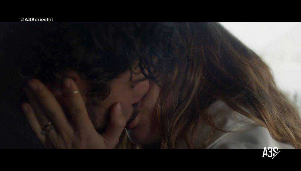 Alicia y Renato se besan en 'Los días eran así' 