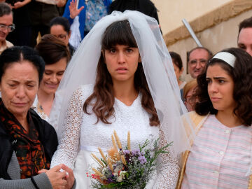 La vida de María cambia para siempre al descubrir el engaño que esconde su boda, en el primer episodio de 'Entre tierras'