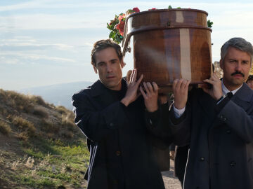 La Guardia Civil detiene a Manuel por el asesinato de Llanos, pero María descubre al verdadero culpable en 'Entre tierras'  La Guardia Civil detiene a Manuel por el asesinato de Llanos, pero María descubre al verdadero culpable en 'Entre tierras'