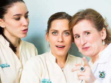 Roc&iacute;o Garc&iacute;a Molina (a la izquierda) es Irene en 'All&iacute; Abajo'