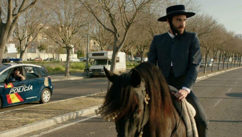 Iñaki intenta conquistar a Carmen a caballo en 'Allí Abajo' 