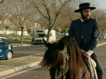 Iñaki intenta conquistar a Carmen a caballo en 'Allí Abajo' 