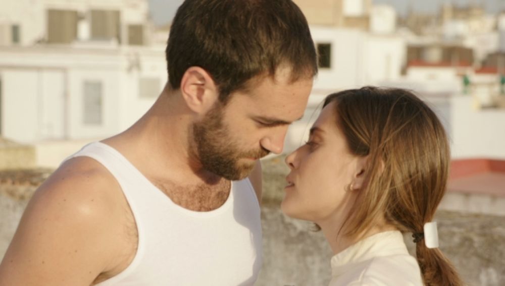 Iñaki y Carmen, a punto de besarse en 'Allí Abajo'