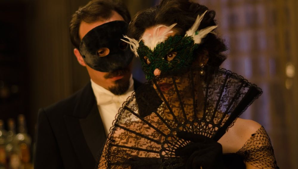 Alfredo y Sofía durante la fiesta de máscaras en el Gran Hotel