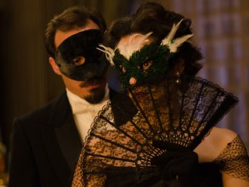 Alfredo y Sofía durante la fiesta de máscaras en el Gran Hotel
