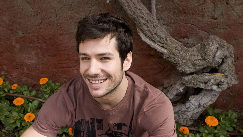 Alejandro Albarracín es Frank Reyes