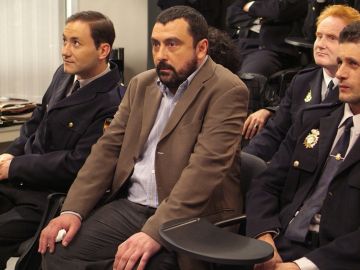 Paco tendr&aacute; que aceptar que Lola fotograf&iacute;e a sus compa&ntilde;eros desnudos