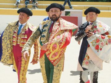 Los hombres de Paco buscan que no les pille el toro Los hombres de Paco buscan que no les pille el toro