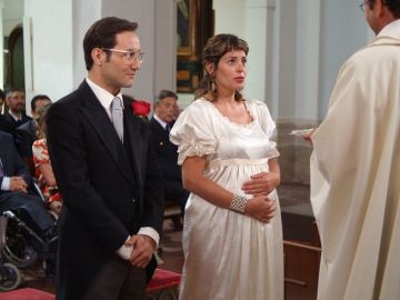 ¿Se enterarán de que es el hermano gemelo de Povedilla el que está en el altar? ¿Se enterarán de que es el hermano gemelo de Povedilla el que está en el altar?
