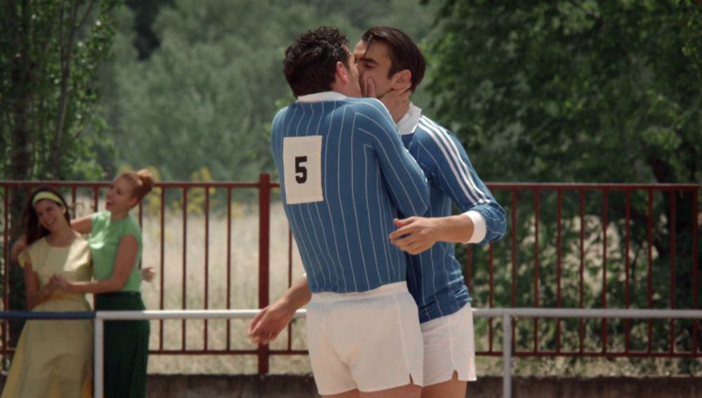 Velvet - Temporada 4 - Capítulo 7: En juego - Raúl de la Riva y Humberto protagonizan el primer beso gay en Velvet
