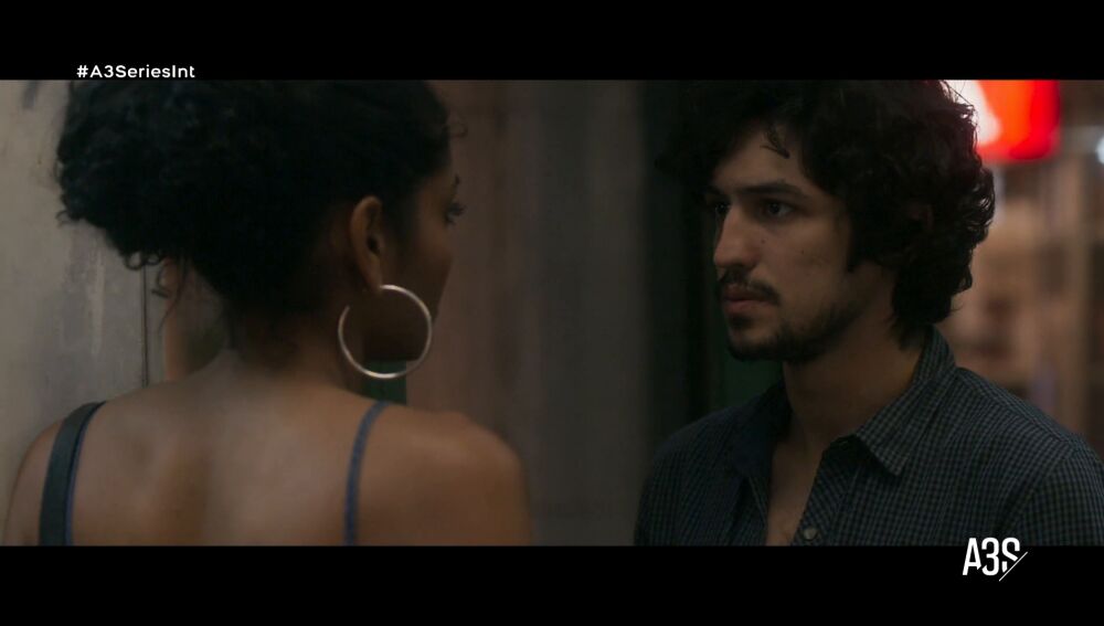 Renato ve a Víctor acercarse justo cuando va a encontrarse con Alicia en 'Los días eran así'