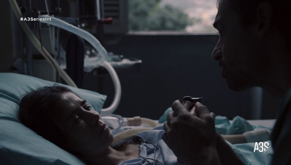 Evandro encuentra a Carolina desmayada en su departamento y trata de salvarle la vida en 'Bajo presión'